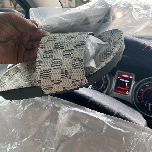 Slippers - Picture 3 of 6